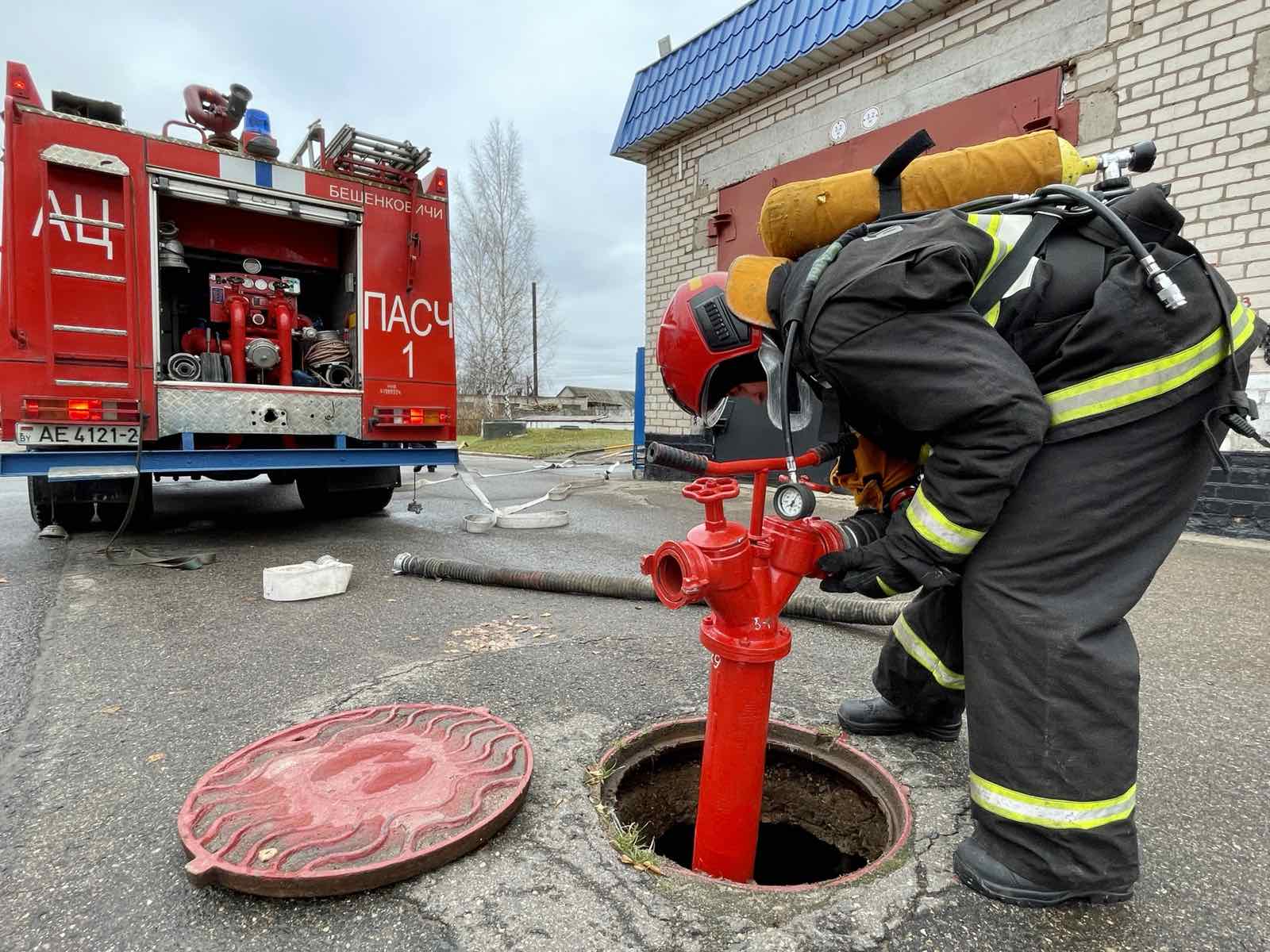 На базе Бешенковичского РГС отработана вводная: «Тушение пожара и ликвидация ЧС на объекте хранения сжиженных углеводородных газов». 