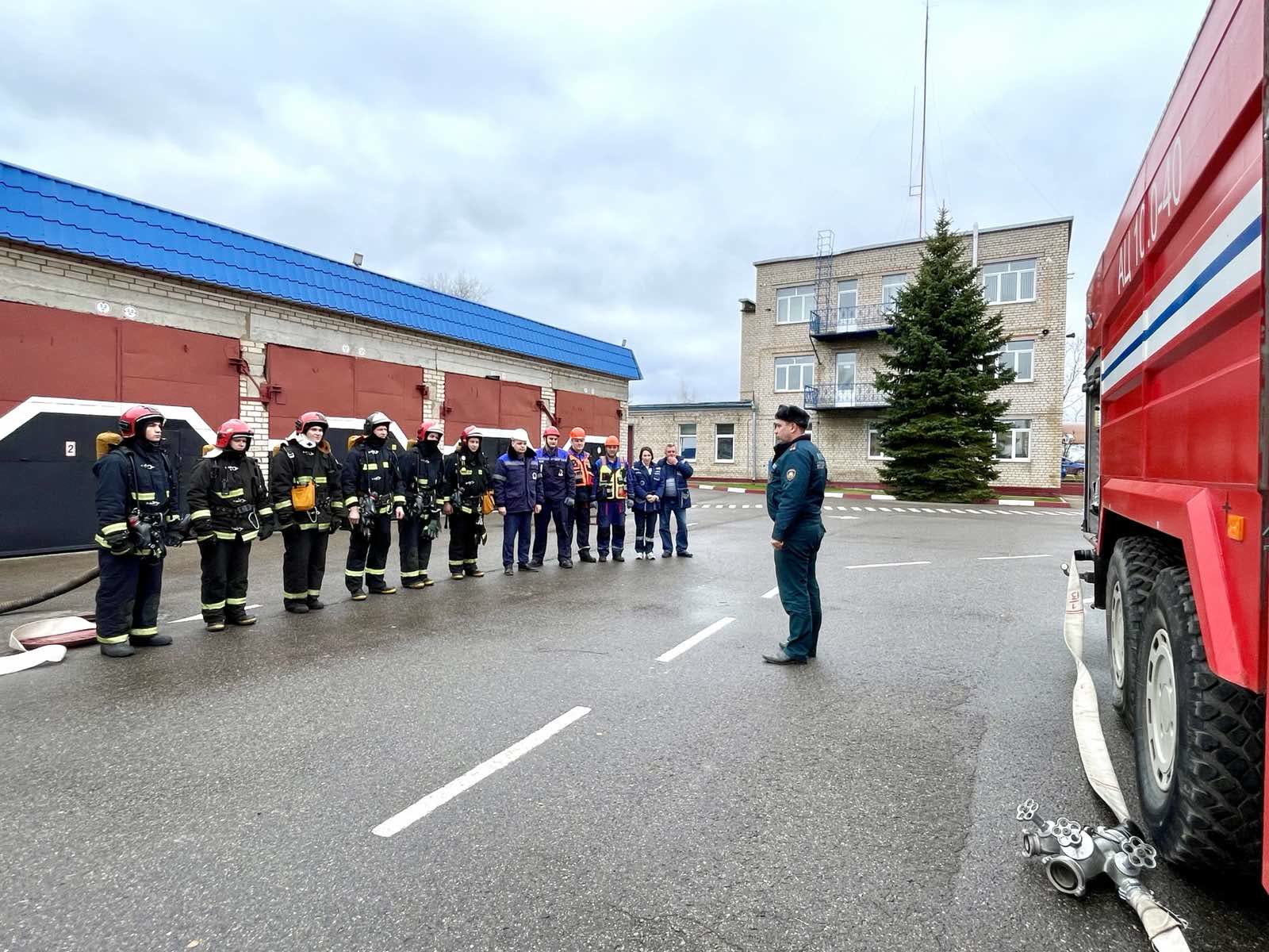 На базе Бешенковичского РГС отработана вводная: «Тушение пожара и ликвидация ЧС на объекте хранения сжиженных углеводородных газов». 