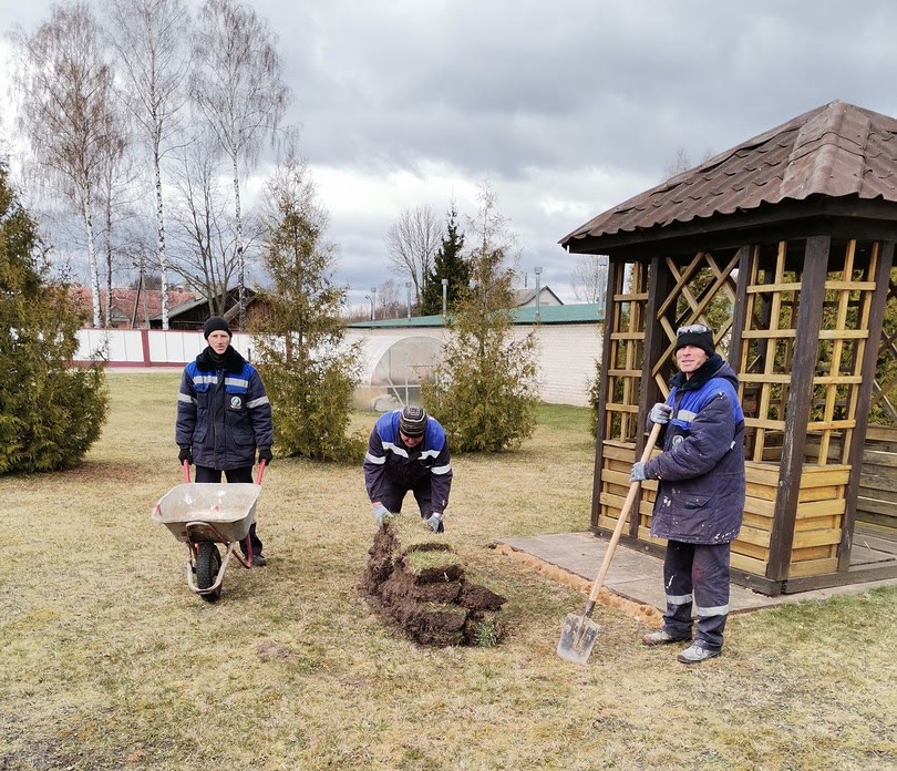 В Поставском РГС провели собрание трудового коллектива и приняли участие в Месячнике по благоустройству территории