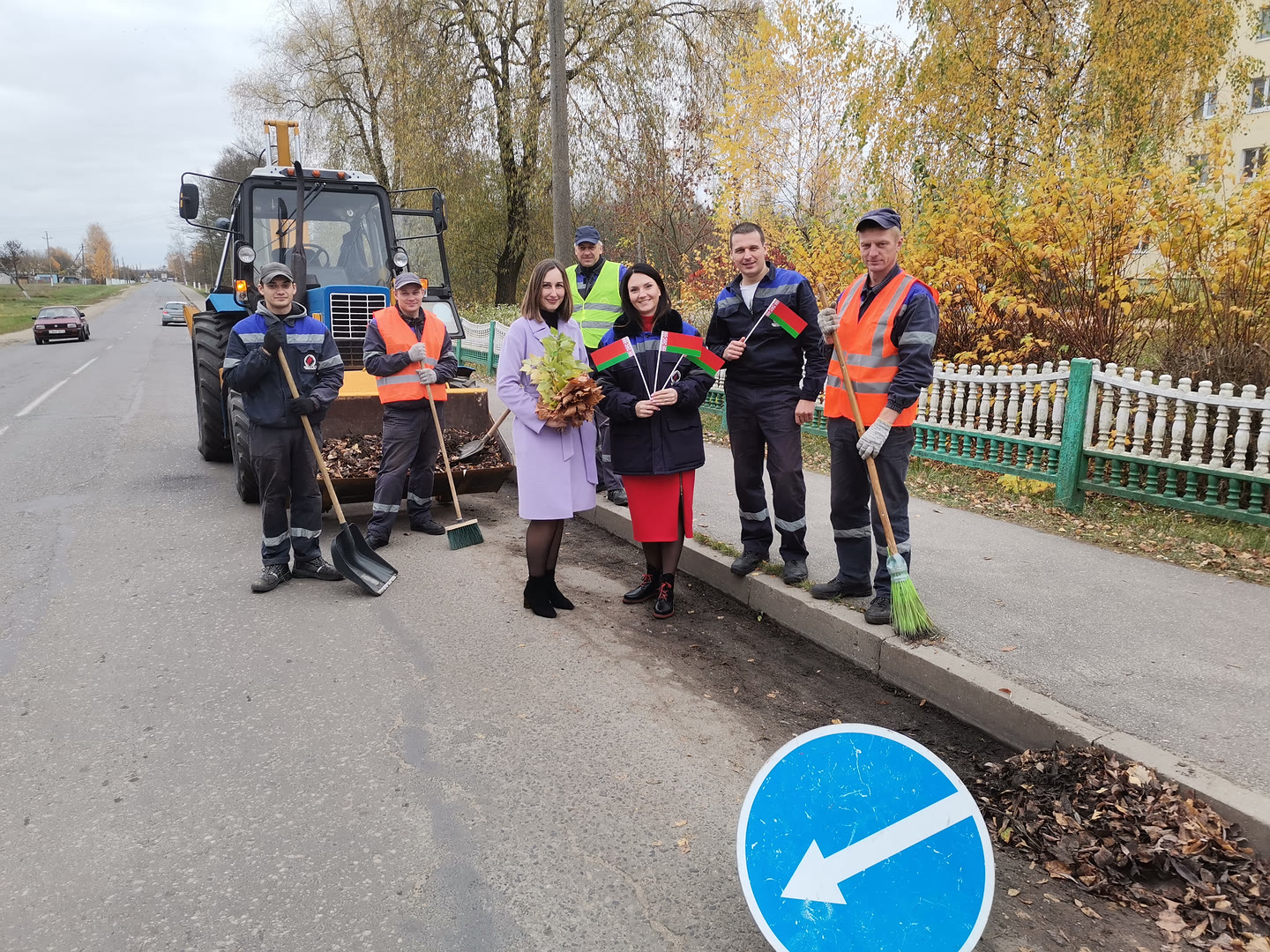 В Поставском РГС провели собрание трудового коллектива и приняли участие в Месячнике по благоустройству территории