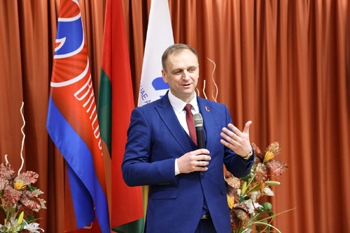 В преддверии 8 марта мужчины аппарата управления УП «Витебскоблгаз» устроили для своих коллег яркий праздник. 