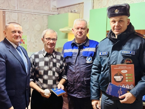 Совместный визит спасателей и газовиков к ветеранам для профилактики безопасности.