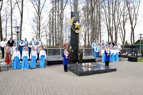 Беларусь помнит: на братской могиле в Россонах прошла торжественная церемония с участием руководства УП «Витебскоблгаз»