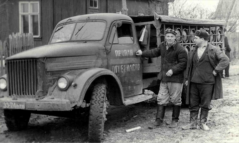 Доставка баллонов потребителям газа на автомашине типа «клетка», 1968 г