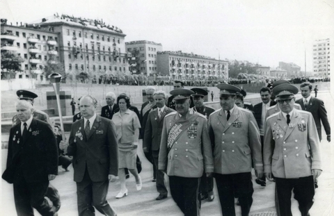 30 июня 1974. Открытие Мемориала на площади Победы. Первый секретарь обкома КПБ С.М. Шабашов с факелом. Рядом генерал армии А.П. Белобородов. Во втором ряду В.В. Михельсон, за ним М.Ф. Бирюлин и Д.Ф. Райцев