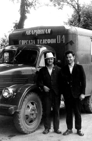 У аварийной автомашины Оршанской ЭМК мастер Шатравко Г.С. и водитель Дервоед Н.С. - будущие многолетние начальник и главный инженер Оршанского МПУ, 1970-е годы