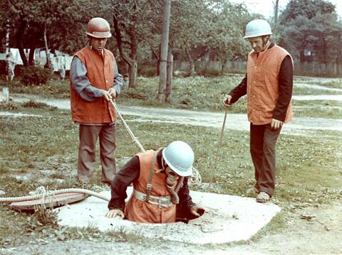Выполнение вводной «Устранение утечки газа в колодце» на Республиканском конкурсе аварийных газовых служб в г. Орше, 1970-е годы
