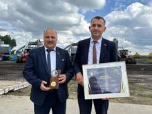 Сегодня на участке добычи торфа в н.п.Крулевщина в торжественной обстановке генеральный директор предприятия Бранцевич А.В. поздравил коллектив торфяников и вручил директору ПУ “Витебскторф” Кравченко П.П. Диплом победителя I степени в номинации “Продукт года в категории “Востребованность у потребителей” за представленный продукт “Грунты торяные питательные “Двина”.