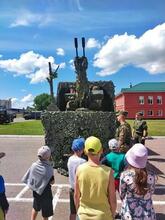 Десантники подготовили для детей выставку стрелкового оружия, артиллерийского вооружения и инженерных средств, показали казарму, в которой живут солдаты, провели занятие на воздушно-десантном комплексе.